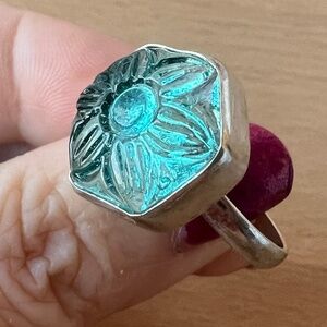 VINTAGE CARVED FLOWER AQUA BLUE GLASS RING 925 STERLING UNIQUE HEXAGON SHAPE